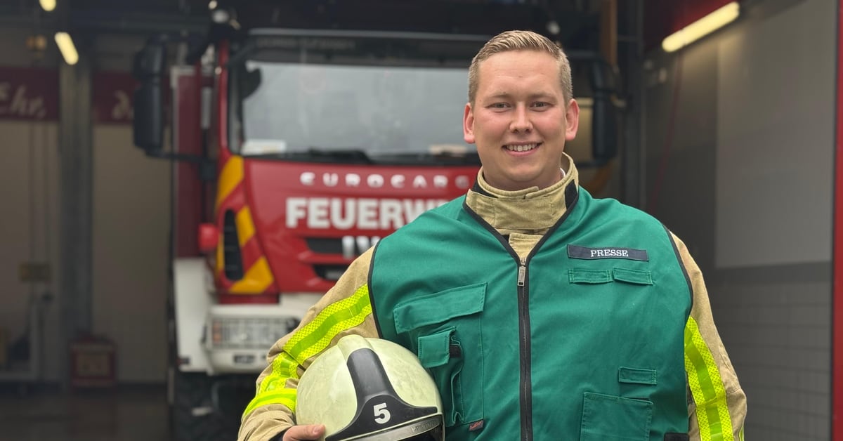 Jan Heppner steht in Feuerwehrkleidung vor einem Einsatzfahrzeug der Feuerwehr Dorsten