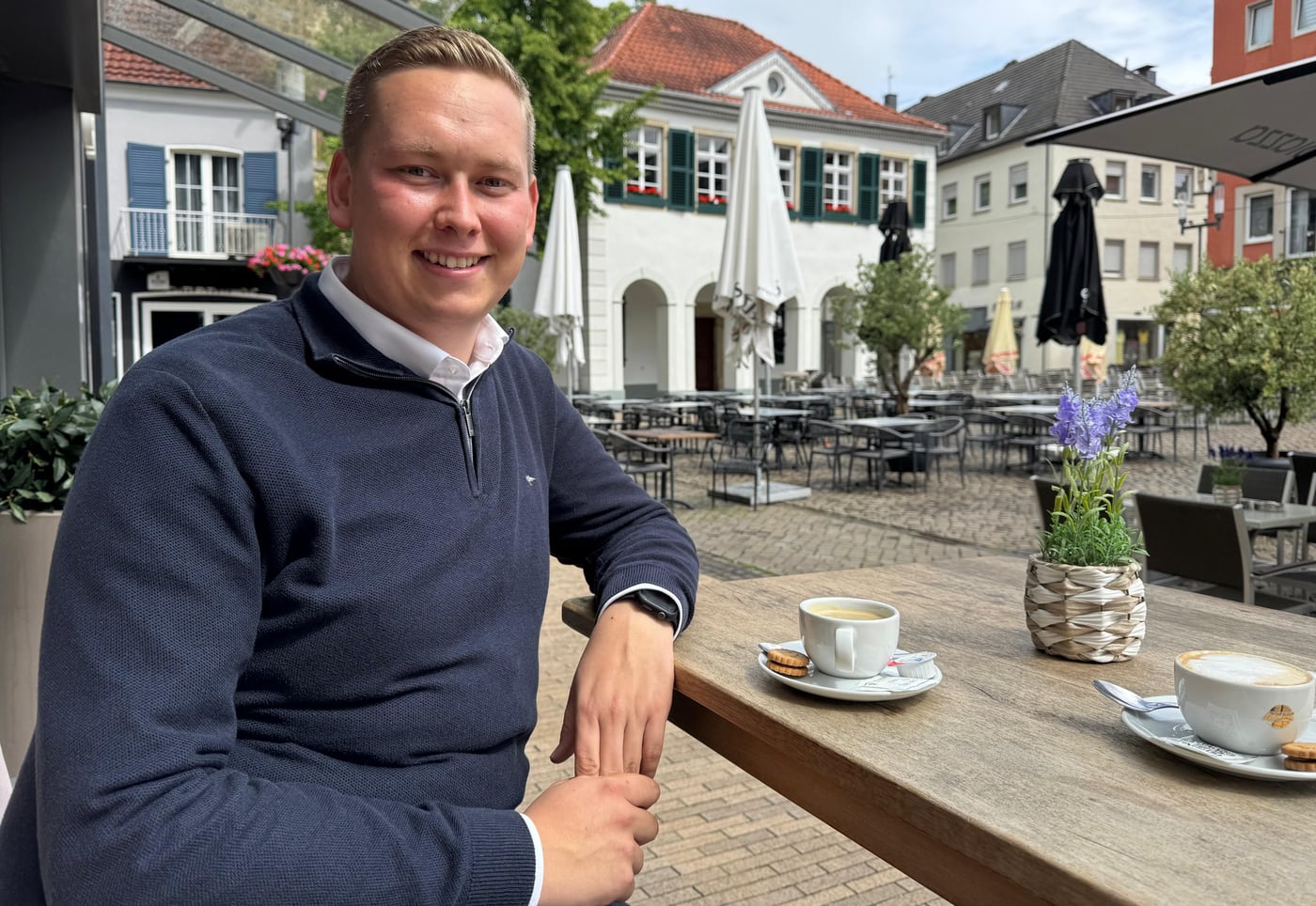 Jan Heppner sitzt bei einem Kaffee in der Dorstener Innenstadt