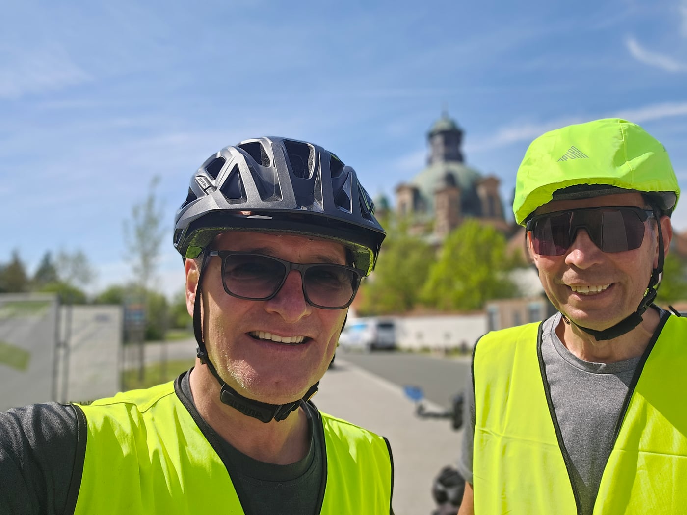 Johannes Düpmann und Stefan Pautsch mit Fahrradhelmen und Warnwesten vor dem Start der Tour
