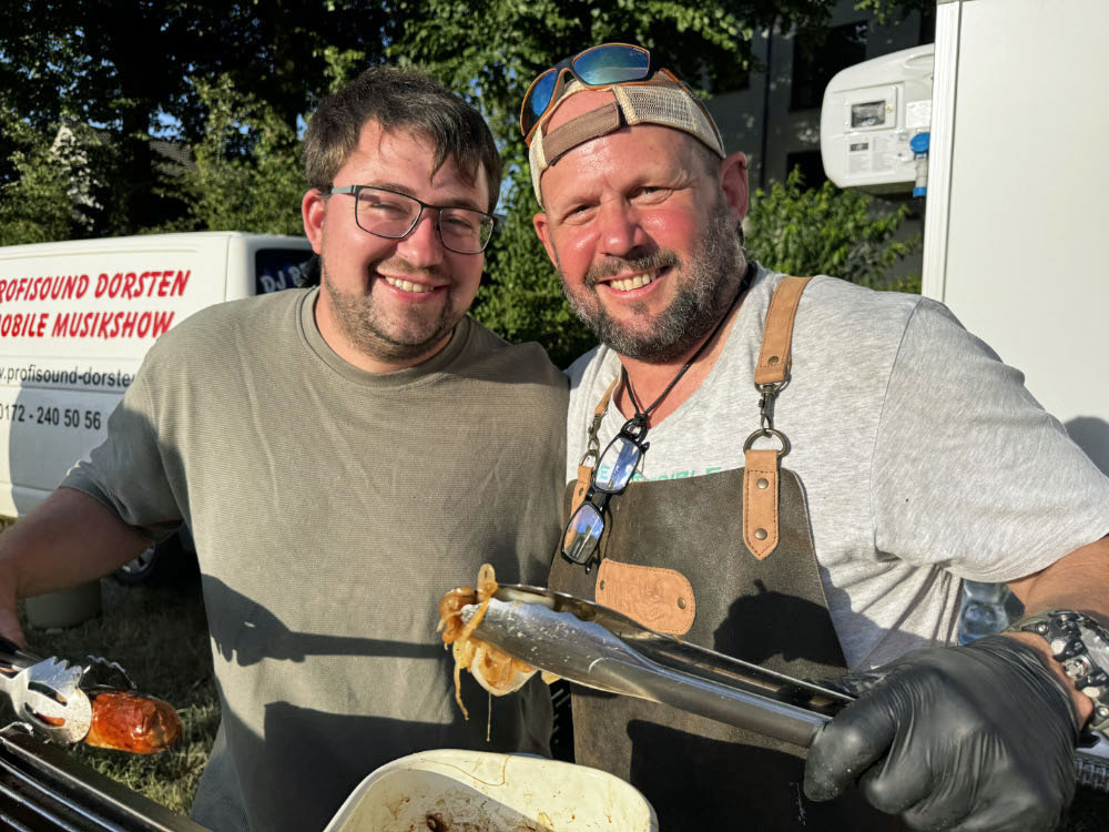 Lutz Wolters-König von Gahlen und Stadtkaiser Jonas Spickermann am Grill