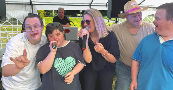 MalleMama singt mit Bewohnern bei der AWO-Party auf der Hardt
