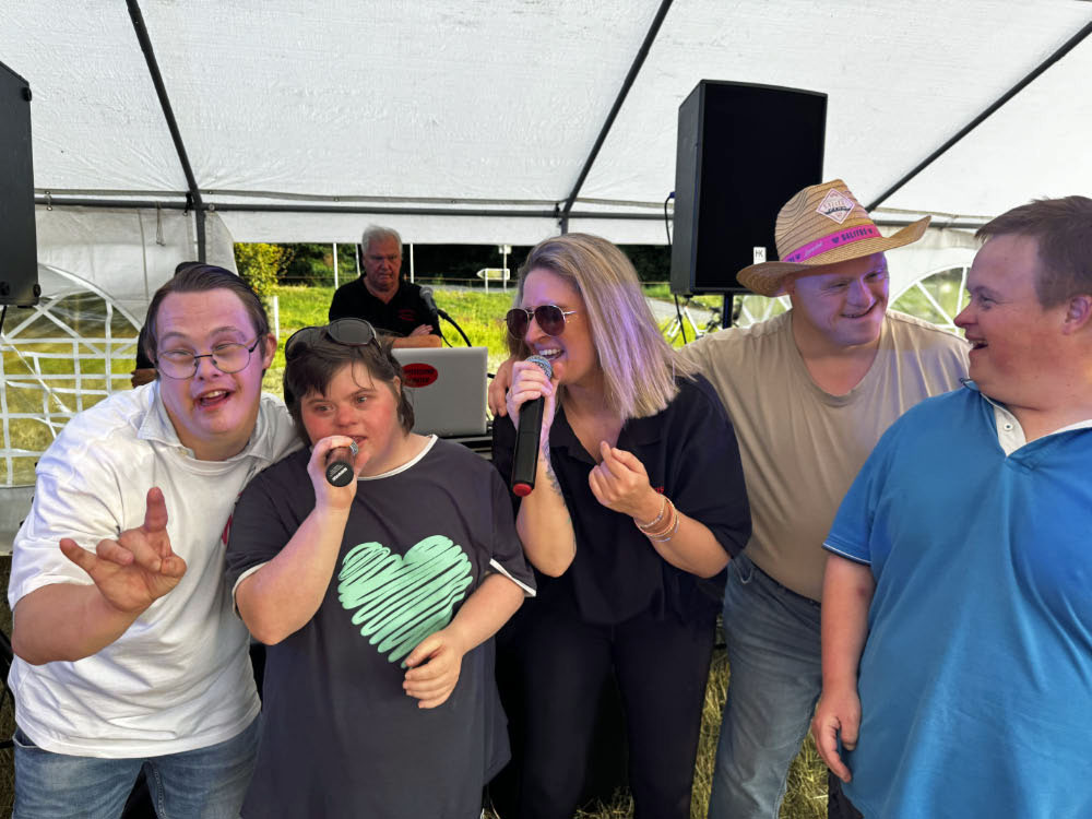 MalleMama aus Dorsten rockte die Party mit Menschen mit Handicap in Dorsten-Hardt