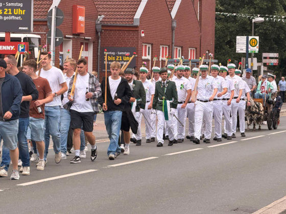Marschgruppe beim Festumzug des Sch&uuml;tzenfestes Rhade 2026