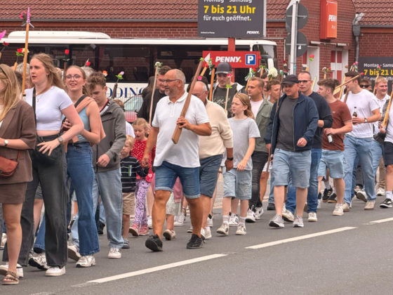 Teilnehmer beim Festumzug des Sch&uuml;tzenfestes Rhade 2026 vor dem Penny-Markt in Rhade