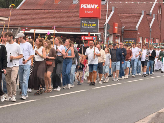 Lange Fu&szlig;gruppe beim Festumzug des Sch&uuml;tzenfestes Rhade 2026