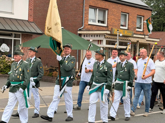 Fahnengruppe in Gr&uuml;n und Wei&szlig; beim Sch&uuml;tzenfest Rhade 2026