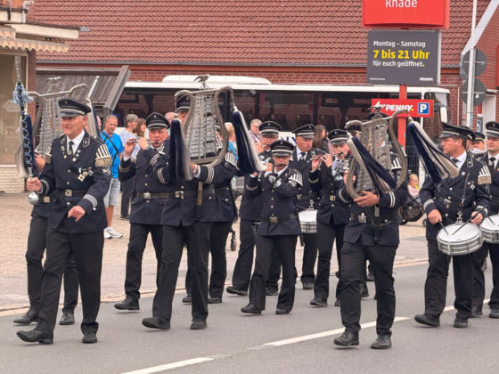 Musikzug beim Festumzug des Sch&uuml;tzenfestes Rhade 2026