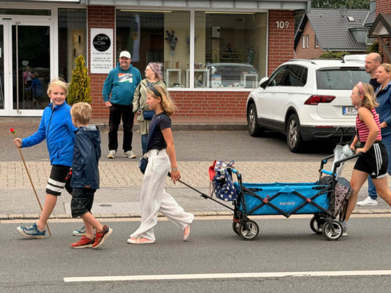 Kinder mit Bollerwagen beim Festumzug in Rhade