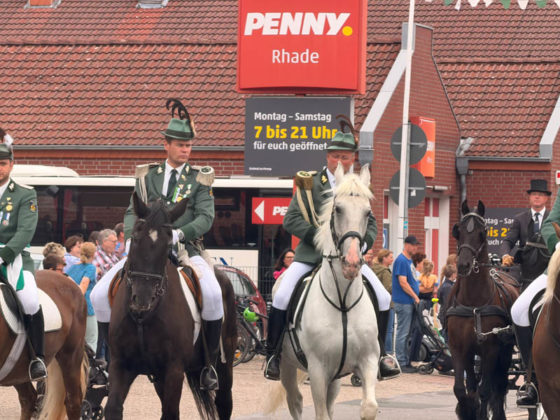 Reiter vor dem Penny-Markt beim Festumzug in Rhade