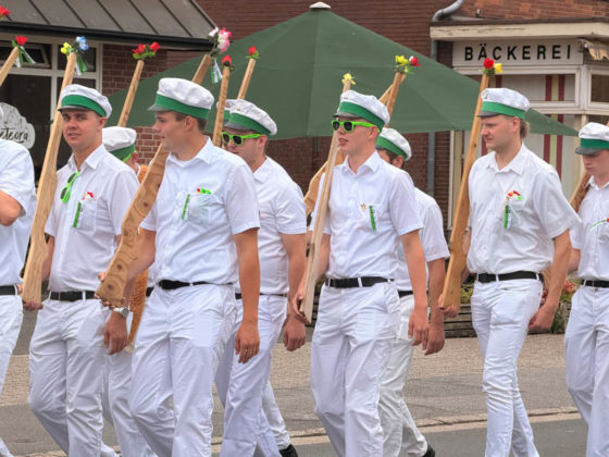 Wei&szlig;e Fu&szlig;gruppe beim Festumzug des Sch&uuml;tzenfestes Rhade 2026