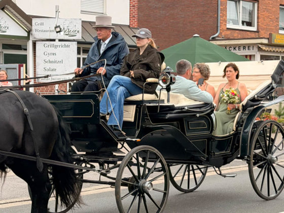 Kutsche mit Paar und Blumenschmuck beim Sch&uuml;tzenfest Rhade 2026