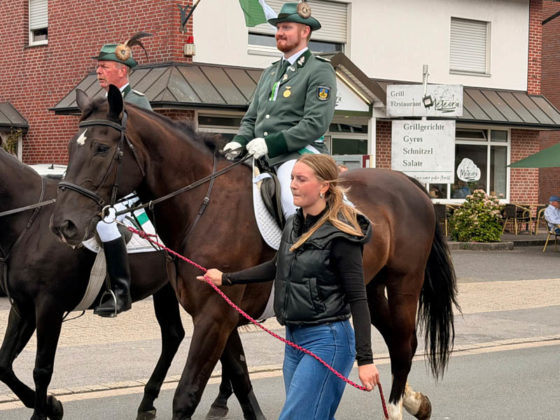 Reiter mit Pferdef&uuml;hrerin beim Festumzug in Rhade