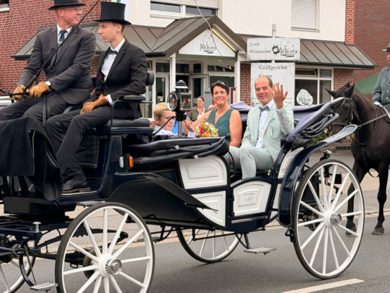 Kutsche mit winkendem Paar beim Sch&uuml;tzenfest Rhade 2026
