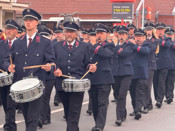 Musikzug mit Trommlern beim Sch&uuml;tzenfest Rhade 2026
