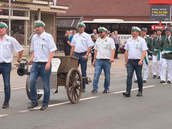 Kanone und Fu&szlig;gruppe beim Festumzug in Rhade