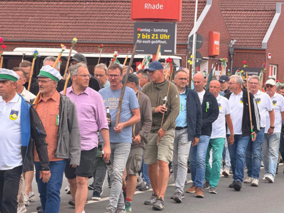 Festzug mit langer Fu&szlig;gruppe beim Sch&uuml;tzenfest Rhade 2026