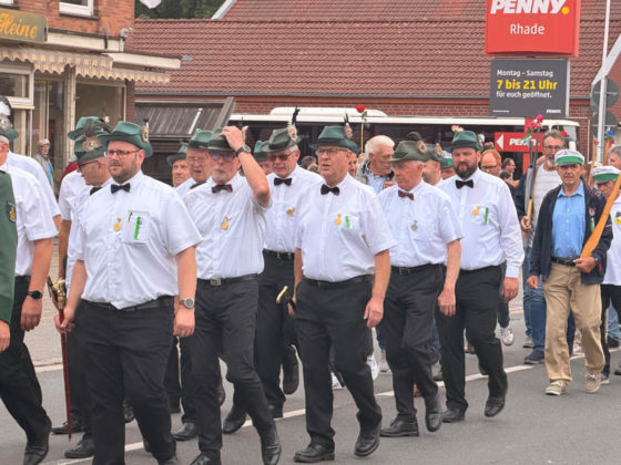 Wei&szlig;e Marschgruppe beim Festumzug in Rhade