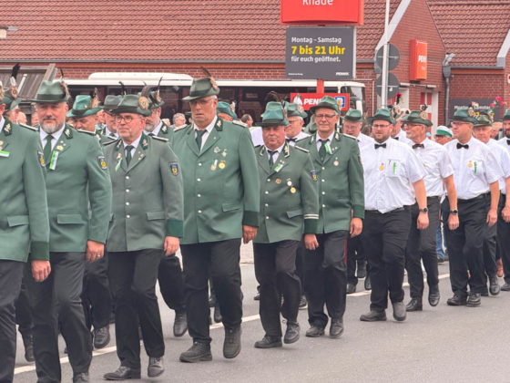 Gr&uuml;n-wei&szlig;e Marschgruppe beim Sch&uuml;tzenfest Rhade 2026