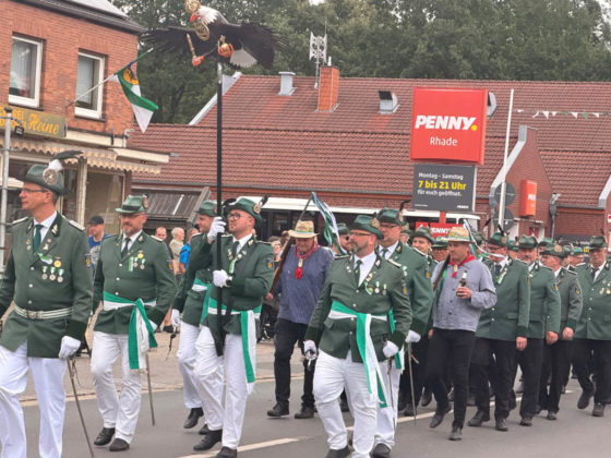 Fahnengruppe auf der Stra&szlig;e beim Festumzug in Rhade