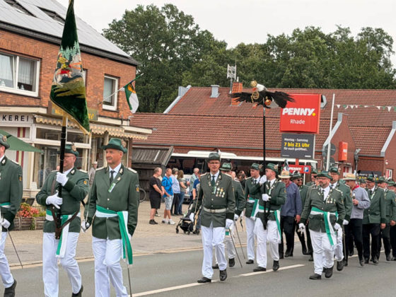 Fahnentr&auml;ger in Gr&uuml;n und Wei&szlig; beim Sch&uuml;tzenfest Rhade 2026