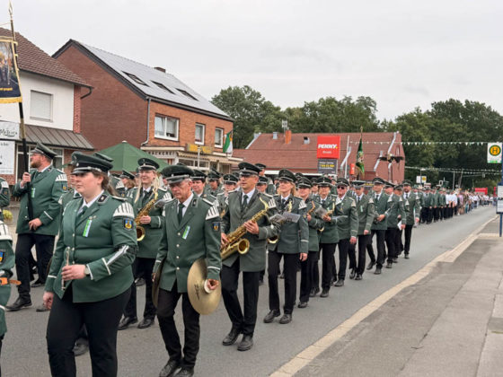 Musikzug bei der Stra&szlig;enparade des Sch&uuml;tzenfestes Rhade 2026