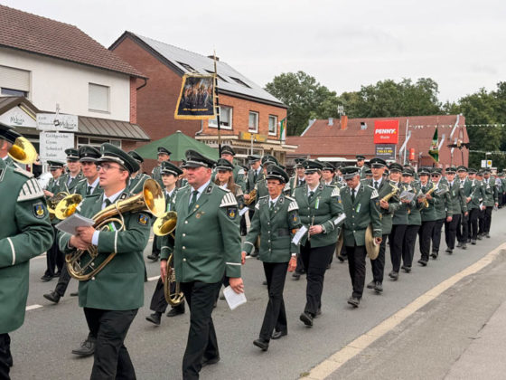 Musikzug mit Bl&auml;sern beim Festumzug in Rhade