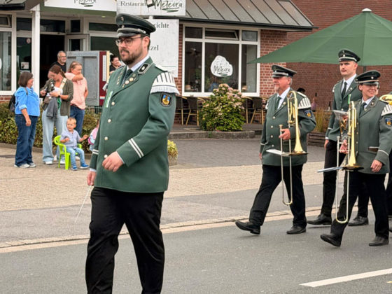 Sch&uuml;tze mit Fahne beim Festumzug in Rhade