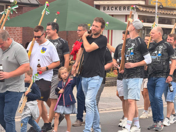 Familiengruppe beim Festzug des Sch&uuml;tzenfestes Rhade 2026