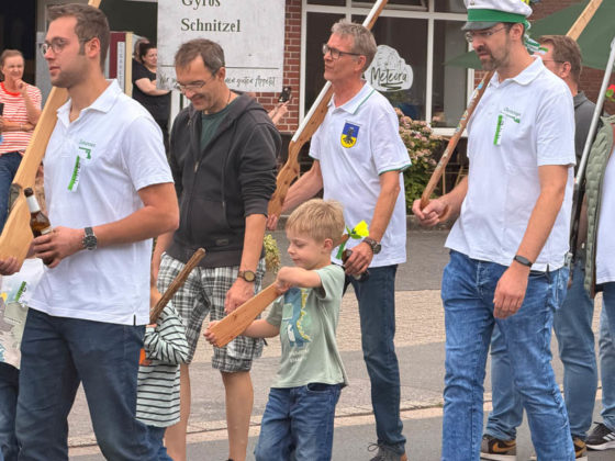 Familien mit Kindern beim Festumzug in Rhade