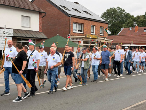 Fu&szlig;gruppe mit Kindern beim Festumzug in Rhade