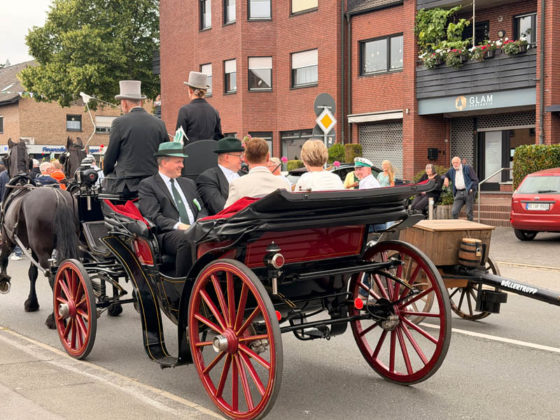 Kutsche mit roten R&auml;dern beim Sch&uuml;tzenfest Rhade 2026