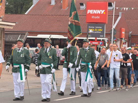 Fahne des Sch&uuml;tzenvereins Rhade beim Festumzug 2026