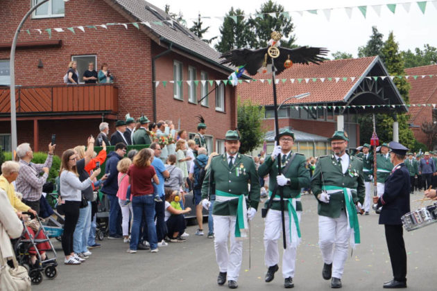 K&ouml;nigspaar Matthias und Miriam Krampe beim gro&szlig;en Festumzug in Rhade