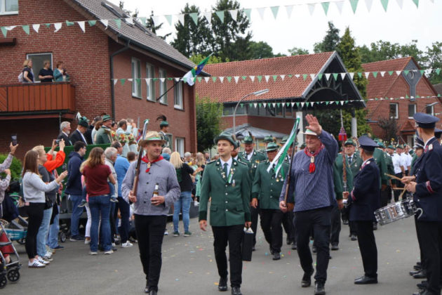 Sch&uuml;tzenfestparade beim Sch&uuml;tzenfest Rhade 2026
