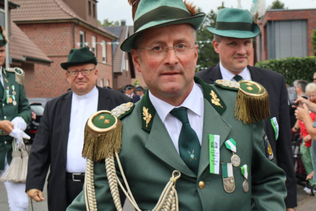 Parade durch Rhade beim Sch&uuml;tzenfest 2026