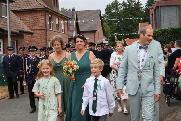 Sch&uuml;tzen und Besucher beim Festumzug in Rhade