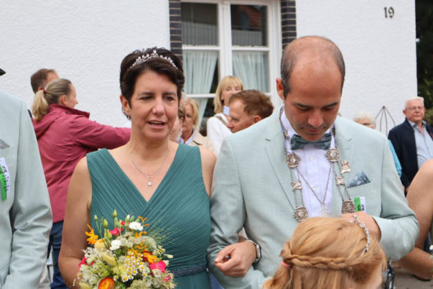 K&ouml;nigspaar Matthias und Miriam Krampe beim Festumzug in Rhade