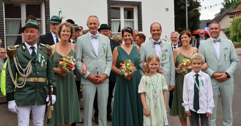 Matthias und Miriam Krampe bei der Sch&uuml;tzenfestparade in Rhade