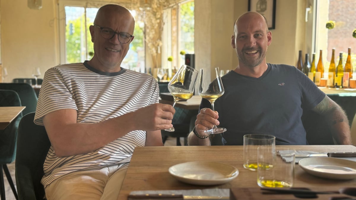 Christoph Uphaus und Daniel Strauch in der Feinwerk Weinbar in Dorsten